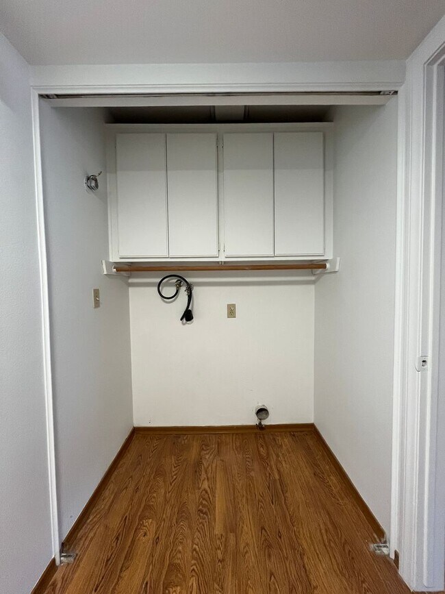 Building Photo - Canoga Park 1BR w/all appliances, parking,...