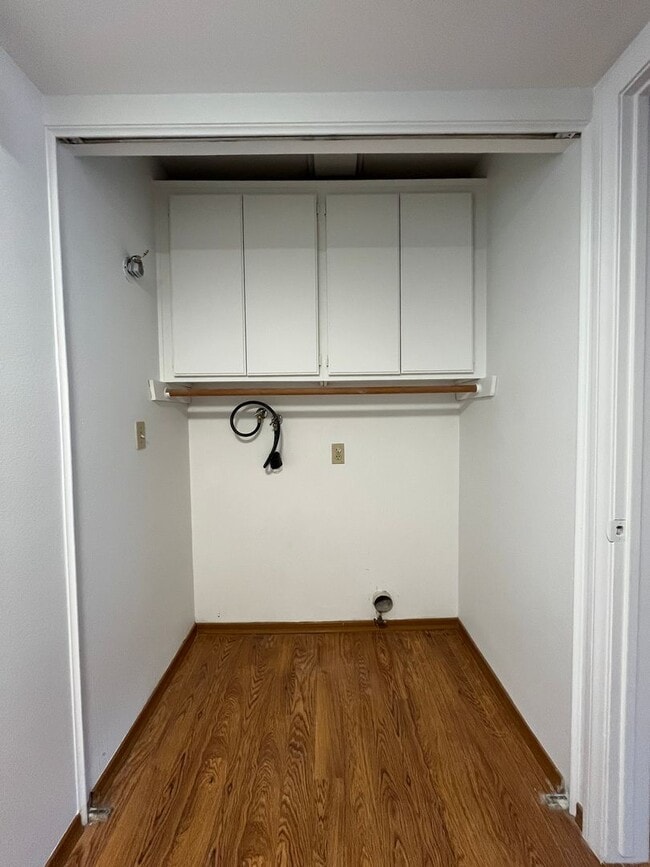 Building Photo - Canoga Park 1BR w/all appliances, parking, pool + spa!