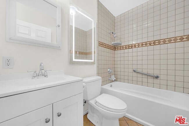 Building Photo - 743 N Las Palmas Ave