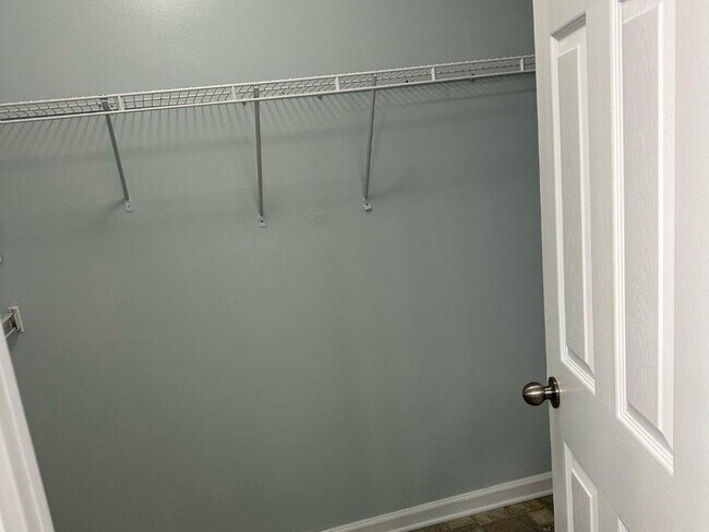 Building Photo - 1261 Lakeview Rd