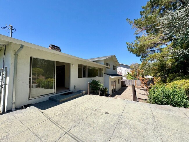 Building Photo - 1732 Las Gallinas Ave