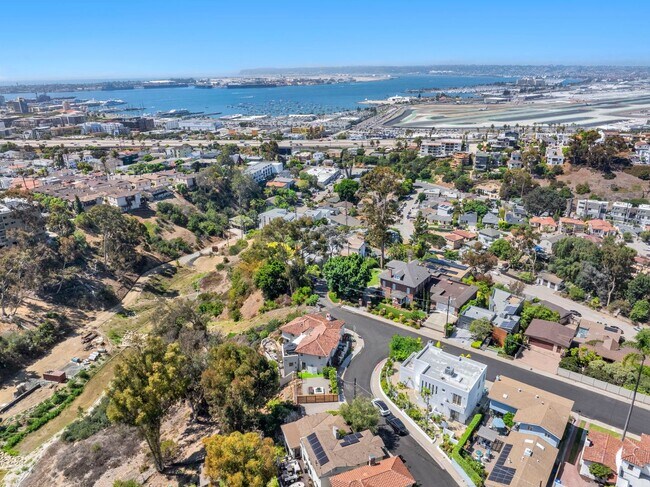 Building Photo - Gorgeous 3 Bed/3 Ba Home Tucked Away in th...