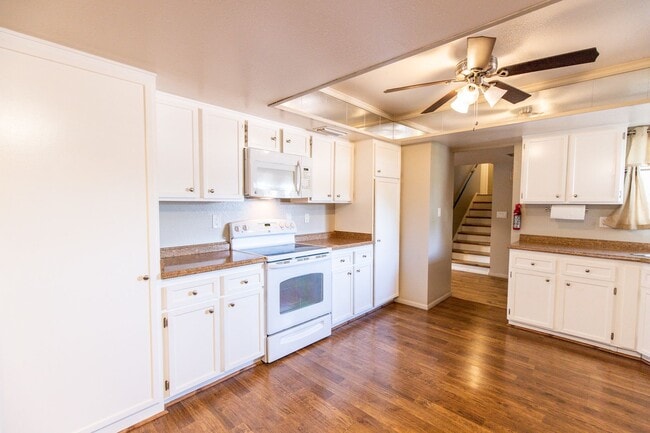 Building Photo - 6 Bedroom 3.5 Bathroom Tri-Level Home In Tempe close to ASU