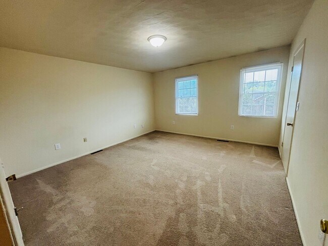 Building Photo - 2 Bedroom, 1.5 Bath Townhouse