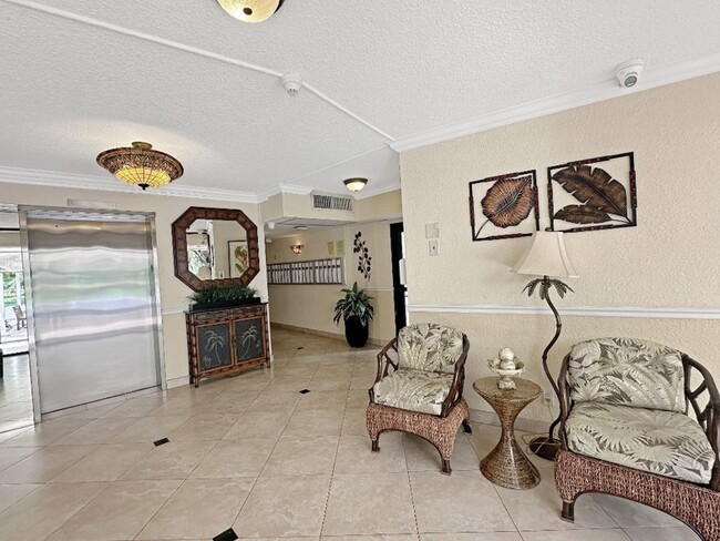 Building Photo - 535 Oaks Dr