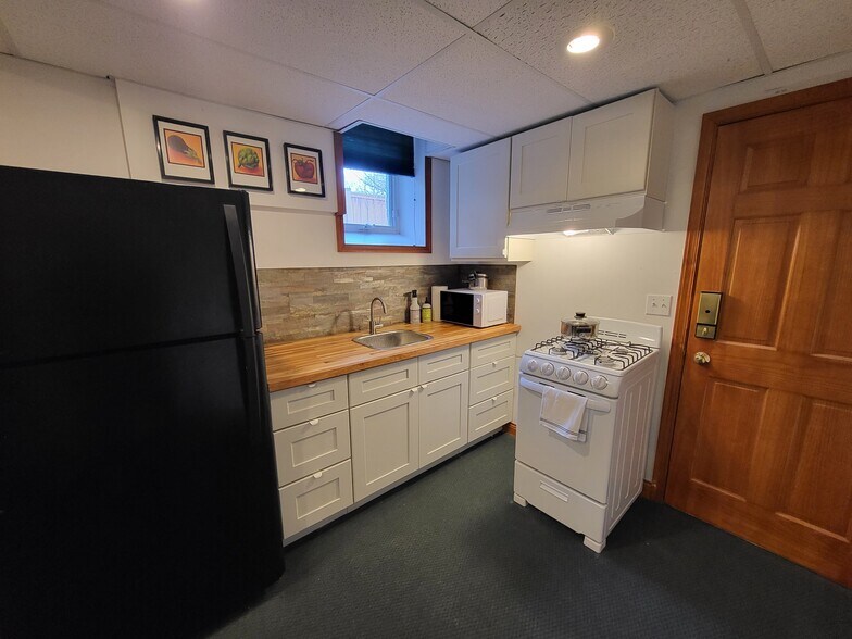 Efficient kitchen - 1317 Summit Ave