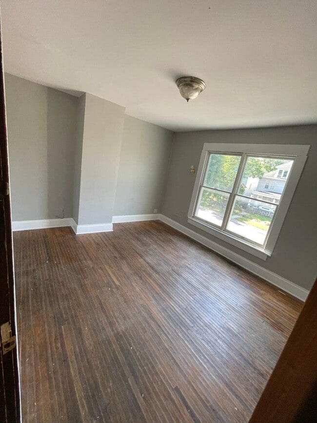 Building Photo - 4 bedroom 2 full bath House