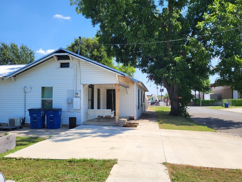 Building Photo - 1000 N Poplar St