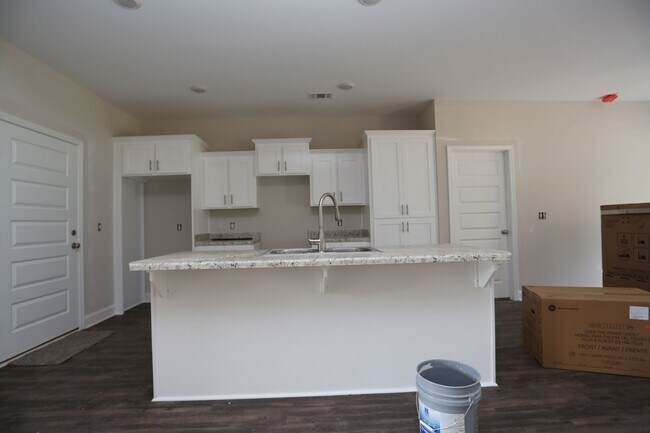 Building Photo - 3 Bedroom Brick House in SEB School District Available NOW