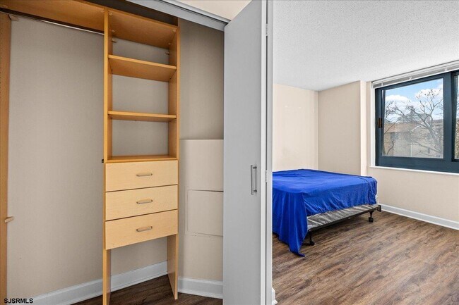 Building Photo - 526 Pacific Ave