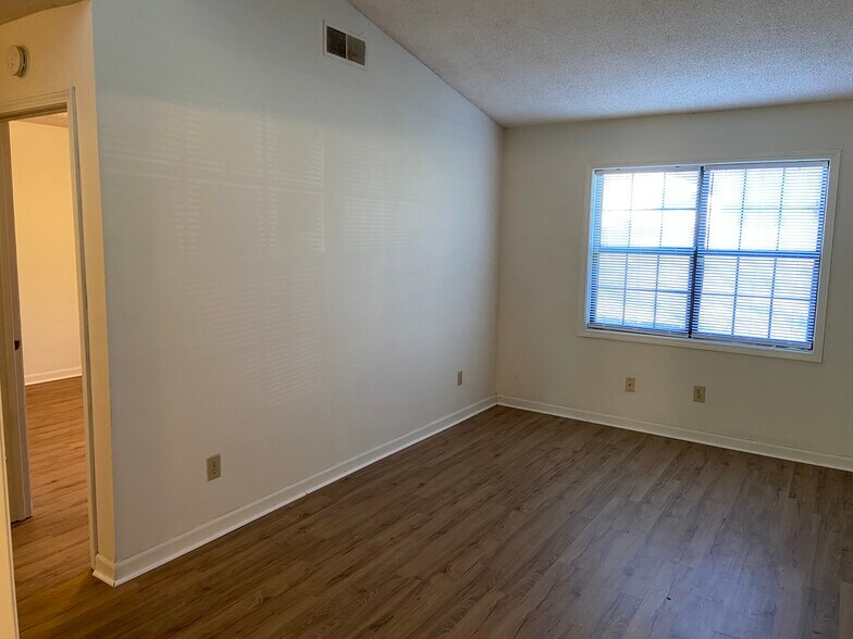 Building Photo - 5010 Hawthorne Ct