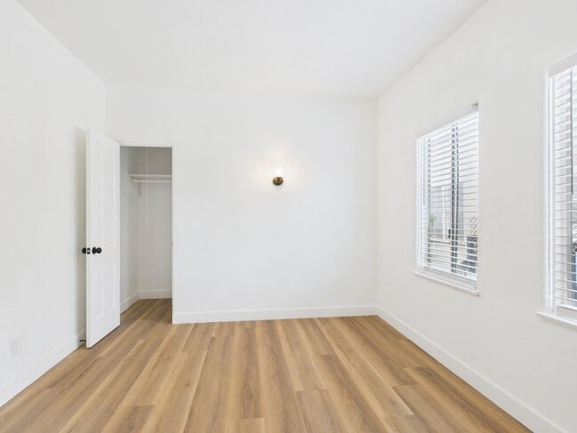 Building Photo - 1533 E 3rd St