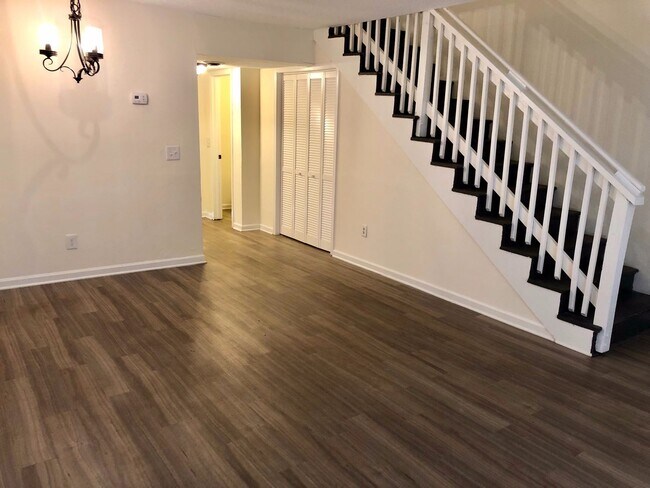 Building Photo - Newly Renovated Apartment at Village Green