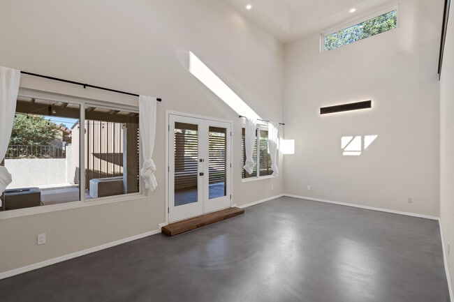 Building Photo - 2882 S Palmer Dr