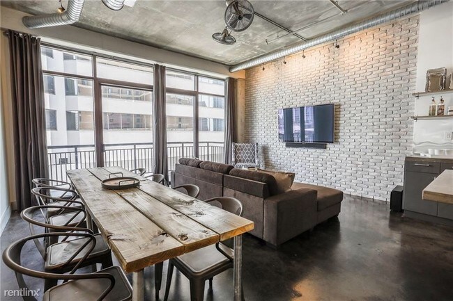 Building Photo - 1 br, 1 bath Apartment - 311 W 5th St