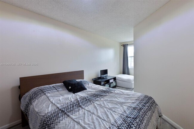 Building Photo - 9925 NW 57th Manor