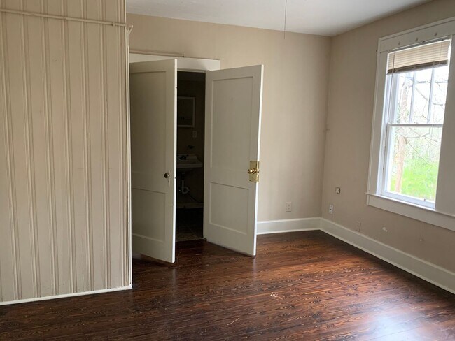 Building Photo - 421 Piedmont Rd