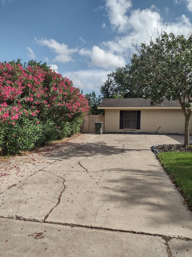 Building Photo - 2220 S Whitehouse Cir