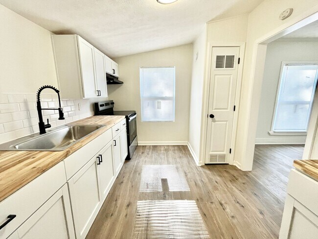 Building Photo - Nice Family Home in the 40215 Area