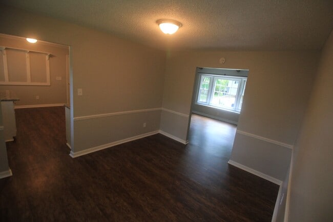 Building Photo - Move In Special!! 1/2 Off First Month's Re...