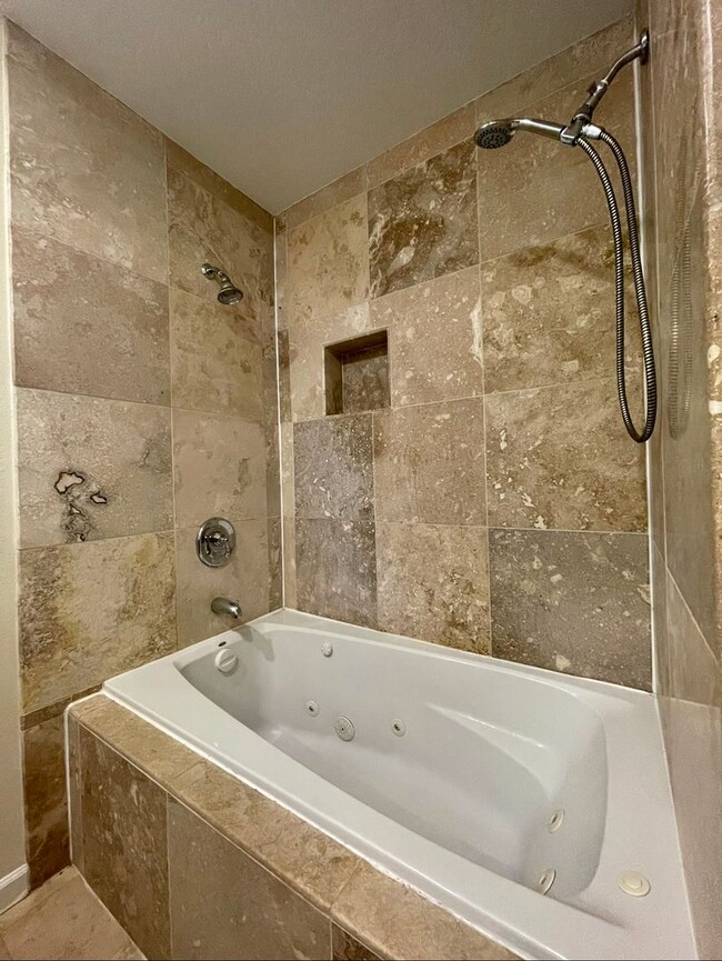 Building Photo - Spacious One Bedroom in Quiet 5 Plex with ...