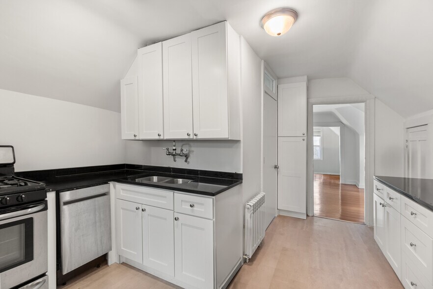 Building Photo - 1121 Leonard Pl