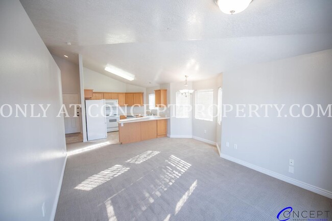 Building Photo - Beautiful 3 bedroom 2 bathroom includes a ...