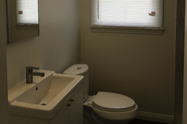 Building Photo - 1718 Huntington Dr