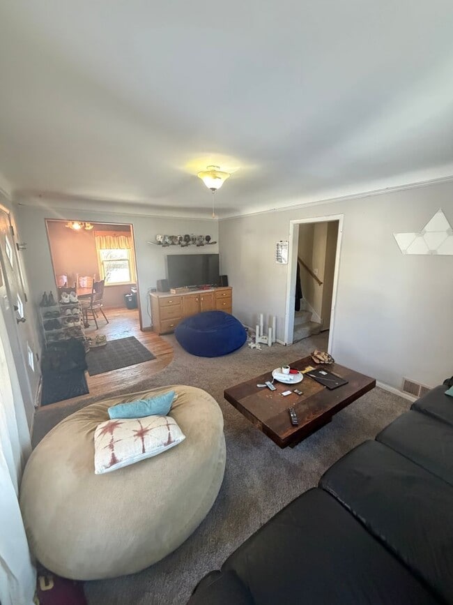 Building Photo - AVAILABLE JUNE -4 Bed, 2 Bath Home with Garage!