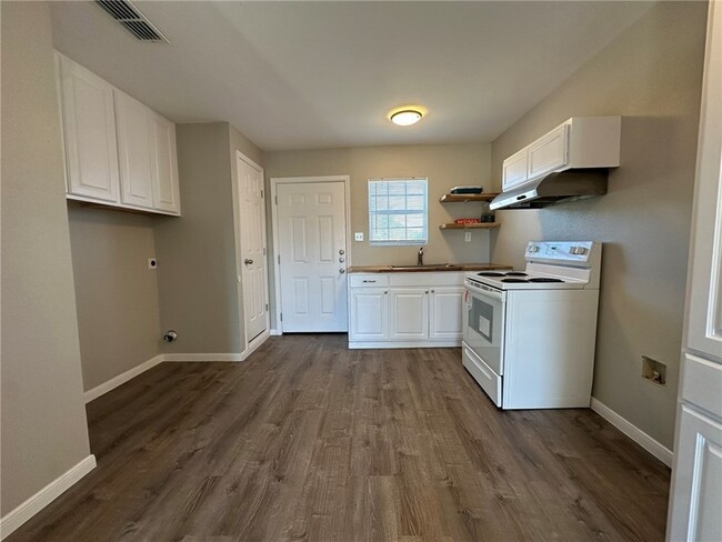 Building Photo - 3152 Meadow Ln