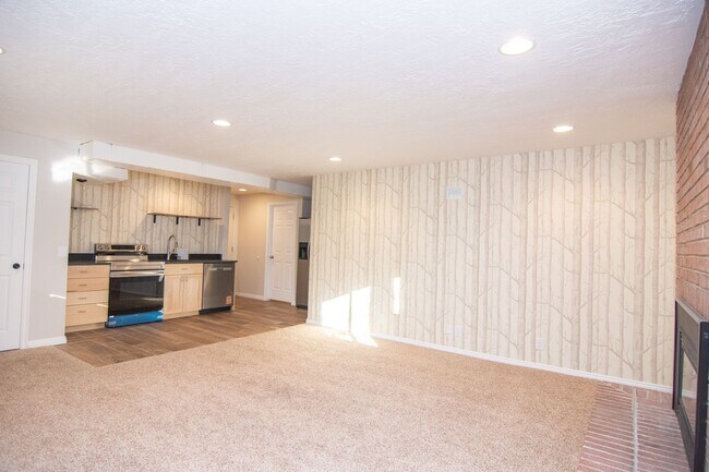 Building Photo - 1340 Ridgewood Ln