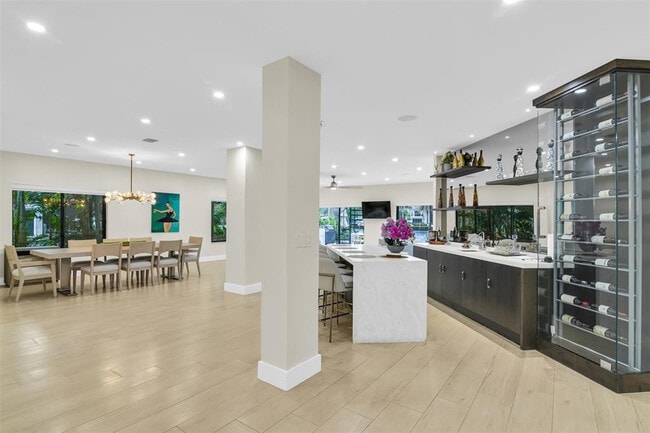 Building Photo - 319 S Riverside Dr