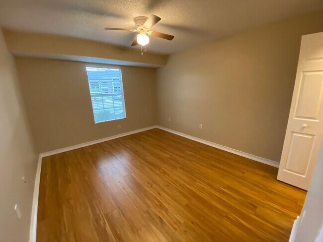 Building Photo - Ground Floor 1 BR + Den in Brandon with Resort Amenities - Up to one Month Free!