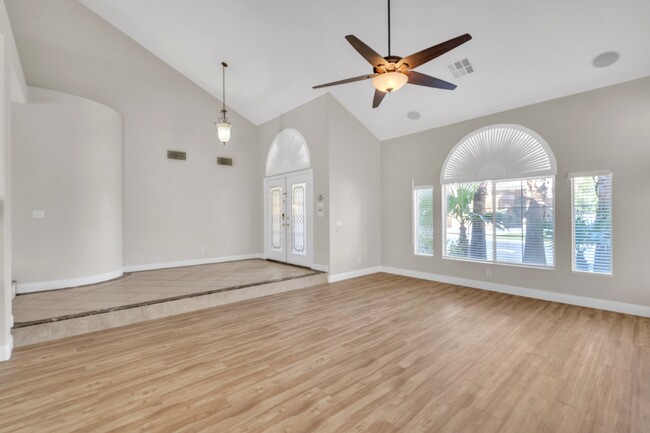 Building Photo - LUXORY 5 BEDROOM 3 1/2 BATH HOME LOCATED I...