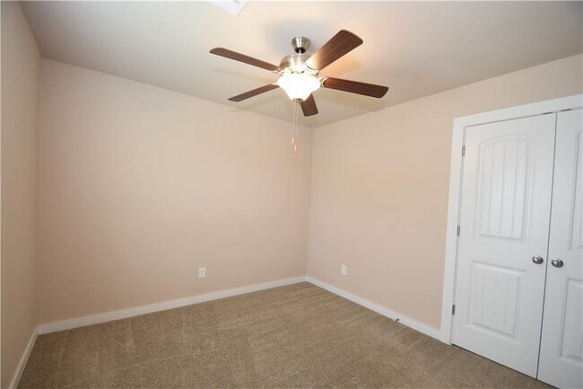 Building Photo - 463 Red Robin St