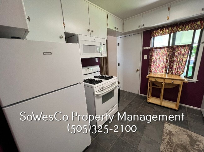 Building Photo - FULLY FURNISHED  3 Bedroom - Short or Long...