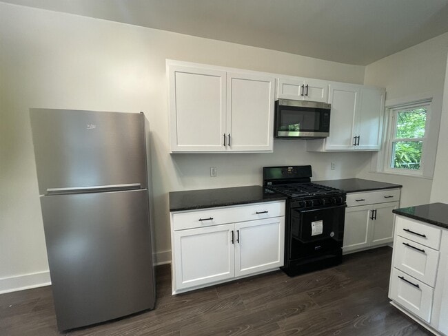 Building Photo - 521 Howard Ave