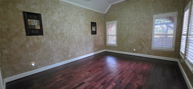 Building Photo - 1001 Llano Trce