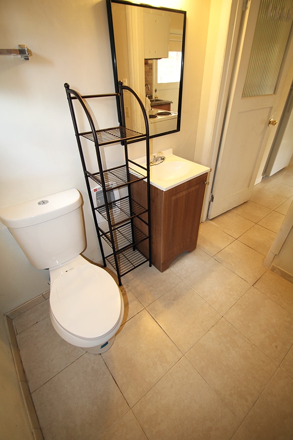 Building Photo - SPACIOUS, UPDATED 7 BEDROOM, 3 BATH, 2 KIT...