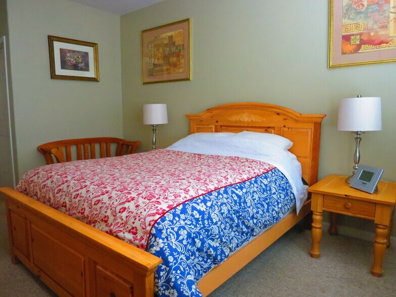 MASTER BEDROOM HAS A QUEEN-SIZE BED - 2701 Midland Ave