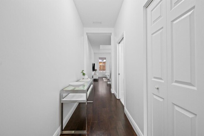 Building Photo - 515 SW 18th Ave