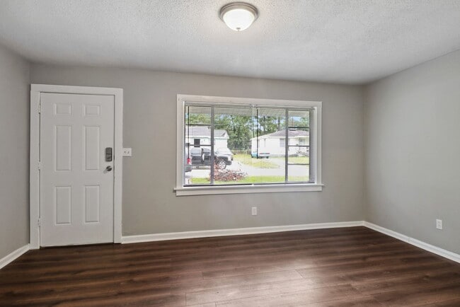 Building Photo - Large 3BR/1BA Near Ardsley Park House For Rent