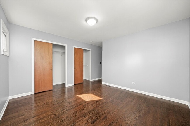 Building Photo - Updated Grayslake Home with Sunroom and Fl...