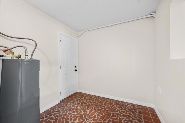 Building Photo - 1400 Binney Dr