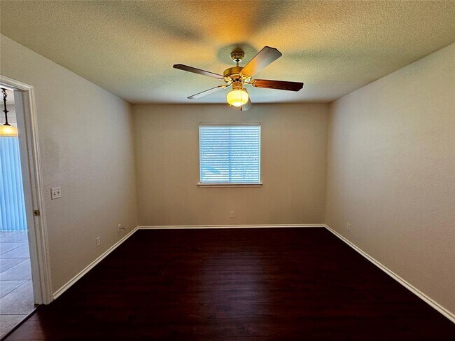 Building Photo - 14420 Cummins Way