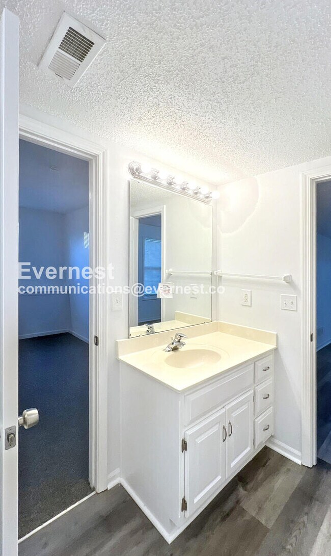 Building Photo - 1403 Rolling Dr