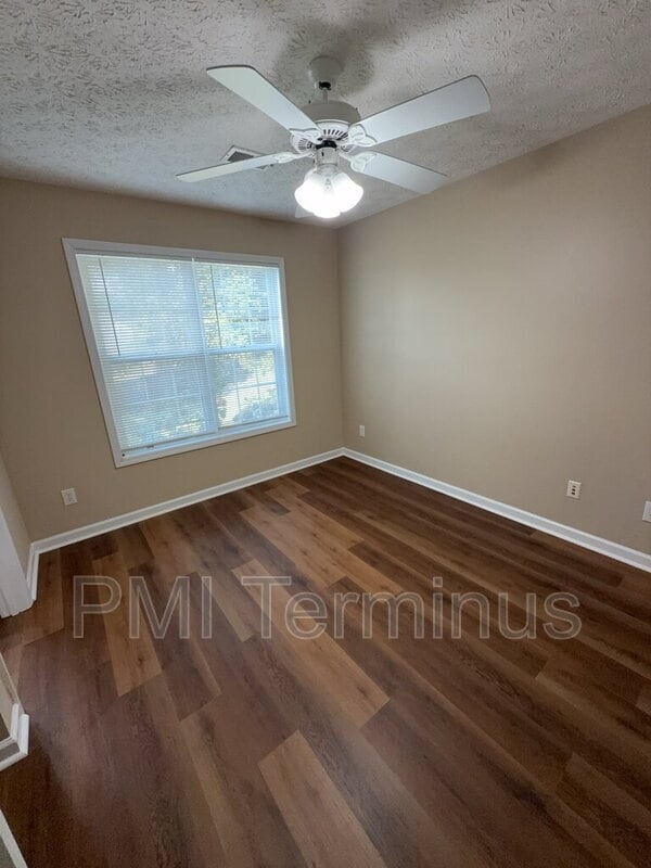 Building Photo - 6122 Farmwood Way SE