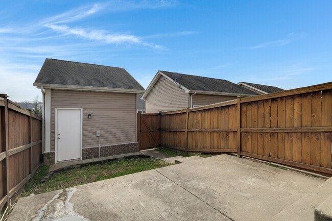 Building Photo - 1438 Riverbrook Dr
