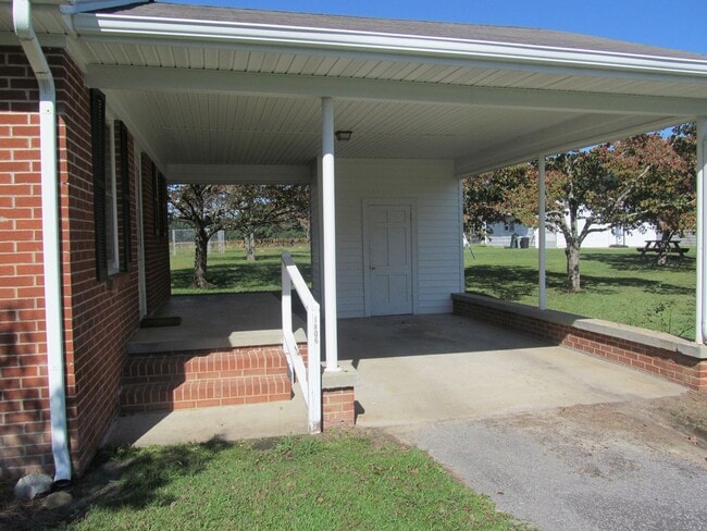 Building Photo - 3 Bed 1 Bath Brick Ranch