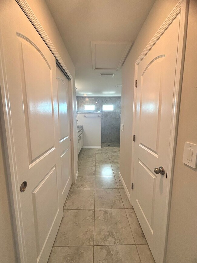Building Photo - Spacious & Modern 3 Bed, 2 Bath in NW Cape...